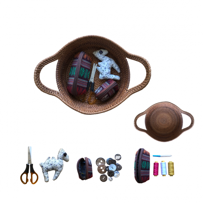 Khâu nút áo (Sewing a button)